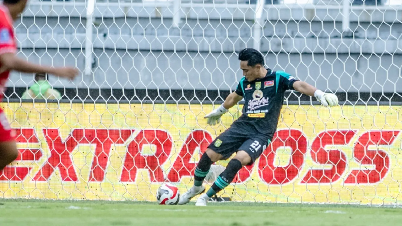 Kiper Persebaya Surabaya, Ernando Ari salah satu pemain yang kondisinya sempat mengalami masalah