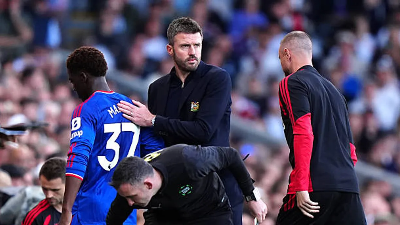 Tarik Keluar Kobbie Mainoo, Fans Manchester United Soraki Michael Carrick