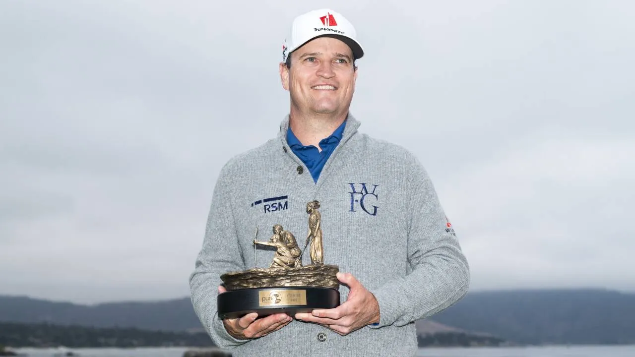 Zach Johnson bepose dengan trofi Pure Insurance Championship. (Foto: Golf Digest)