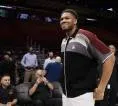 Giannis Antetokounmpo dan Tradisi Berbagi Sepatu Nike