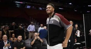 Giannis Antetokounmpo dan Tradisi Berbagi Sepatu Nike