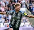 Lewis Hall Mengaku Tak Sulit Tolak MU dan Bertahan di Newcastle