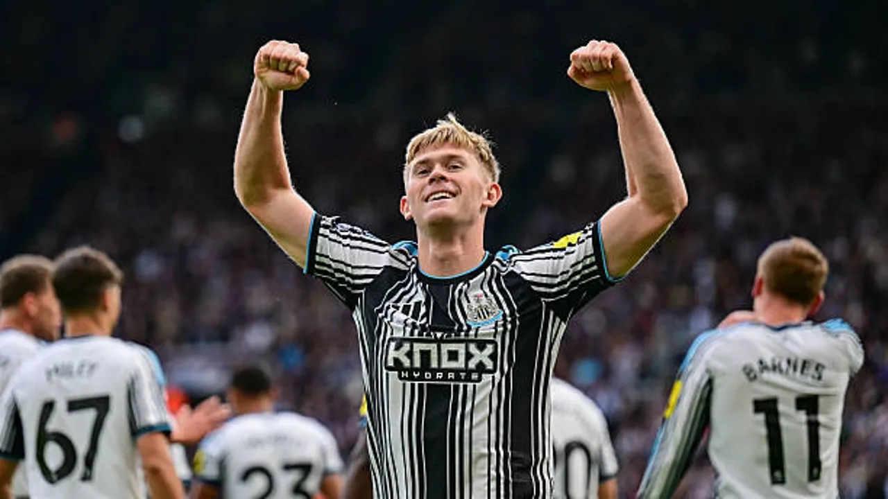 Lewis Hall tegaskan komitmen jangka panjang bersama Newcastle United usai sepakati kontrak baru