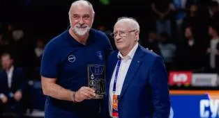 Pablo Laso Langsung Angkat Trofi Bersama Anadolu Efes