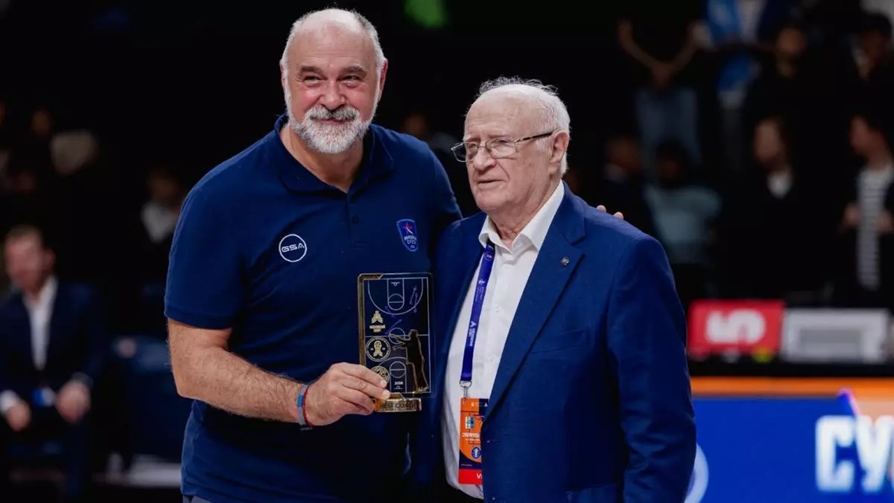 Pablo Laso Langsung Angkat Trofi Bersama Anadolu Efes