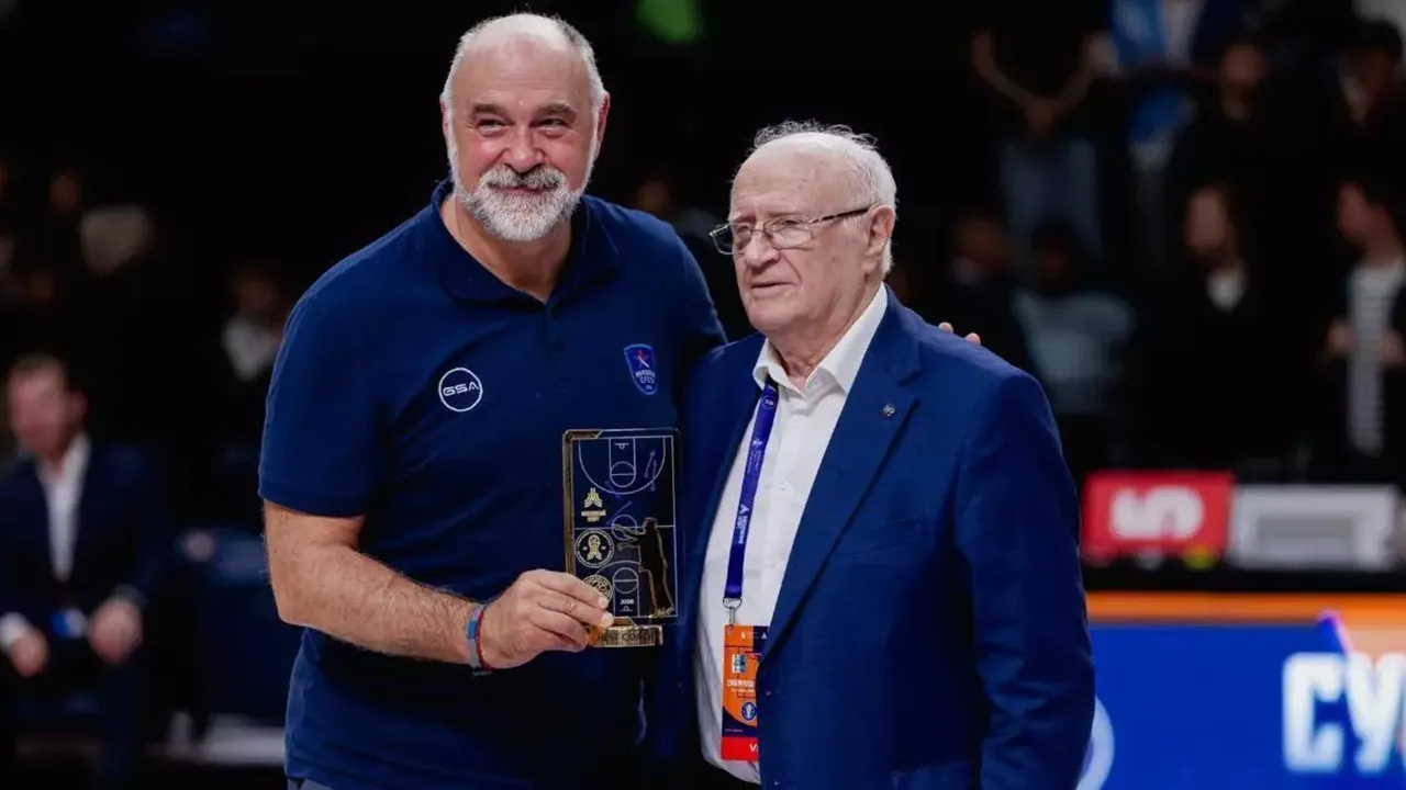 Pablo Laso Langsung Angkat Trofi Bersama Anadolu Efes