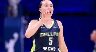 Paige Bueckers Diam-diam Mengalahkan Catatan Caitlin Clark