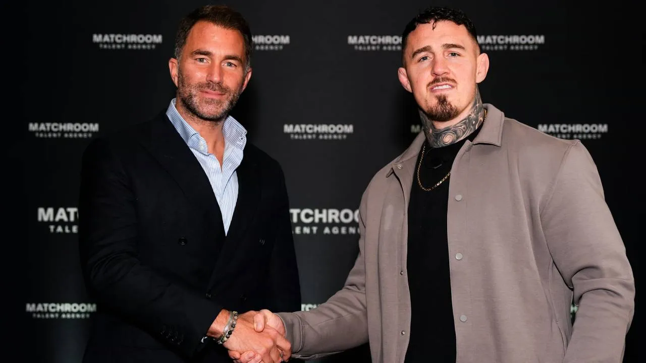 Tom Aspinall (kanan) dan Eddie Hearn. (Foto: Fight TV)