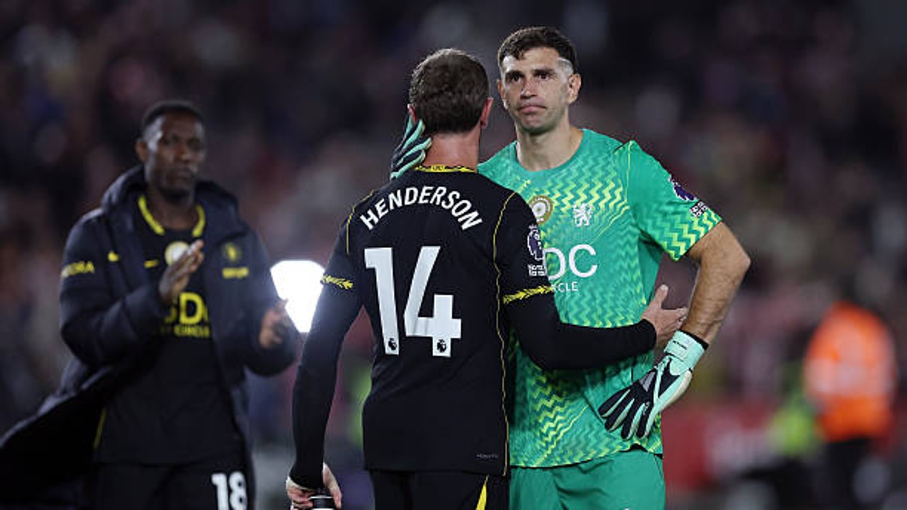 Emiliano Martinez Tepis Peluang Raih Penghargaan Individu