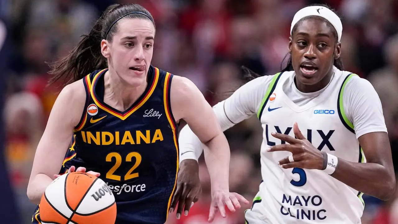 Caitlin Clark (kiri) mencetak 27 poin saat Indiana Fever mengalahkan Minnesota Lynx 96-77 pada Selasa (22/9) malam. (Foto: AP)