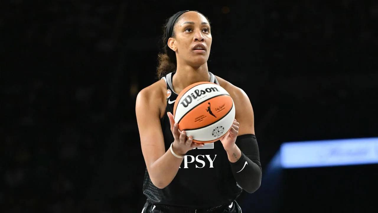 Pelatih Las Vegas Aces Becky Hammon memuji efisiensi A’ja Wilson, meski sang pemain beberapa kali absen dalam setiap musim. (Foto: AP)