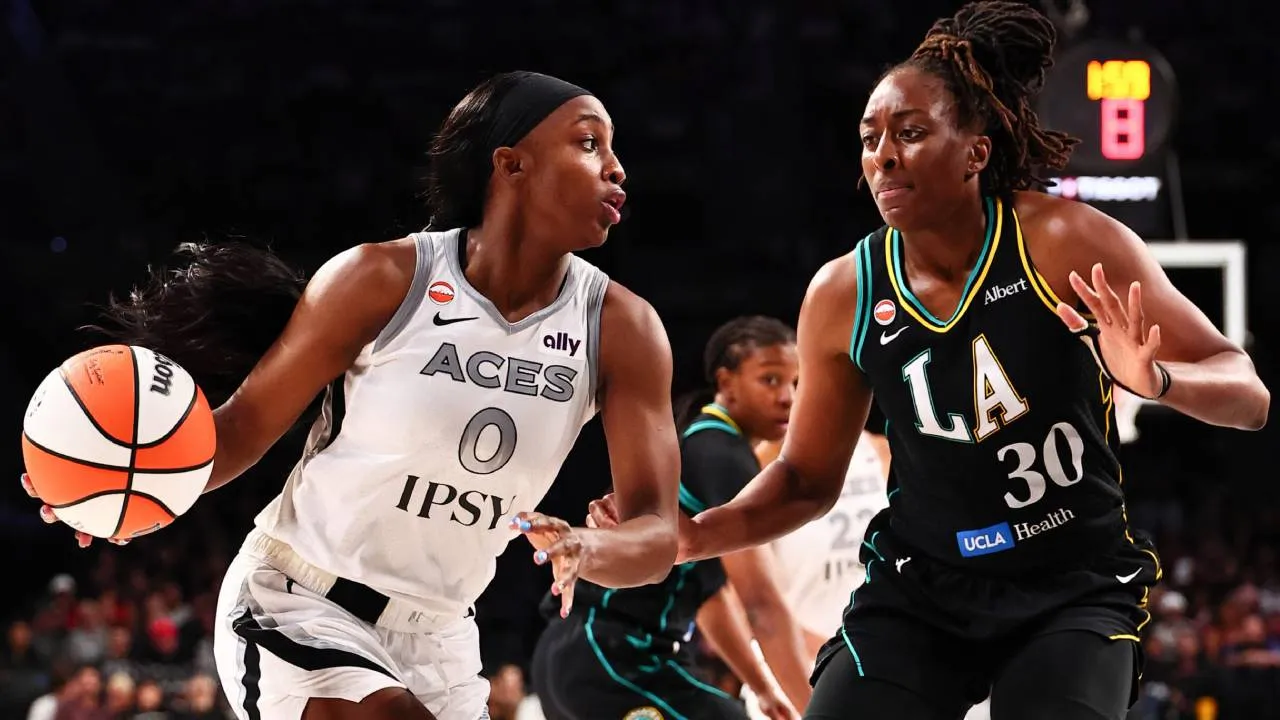 Chelsea Gray (kiri) mencetak 17 poin saat Las Vegas Aces mengalahkan Los Angeles Sparks 89-79 pada Selasa (22/9) malam. (Foto: AP)