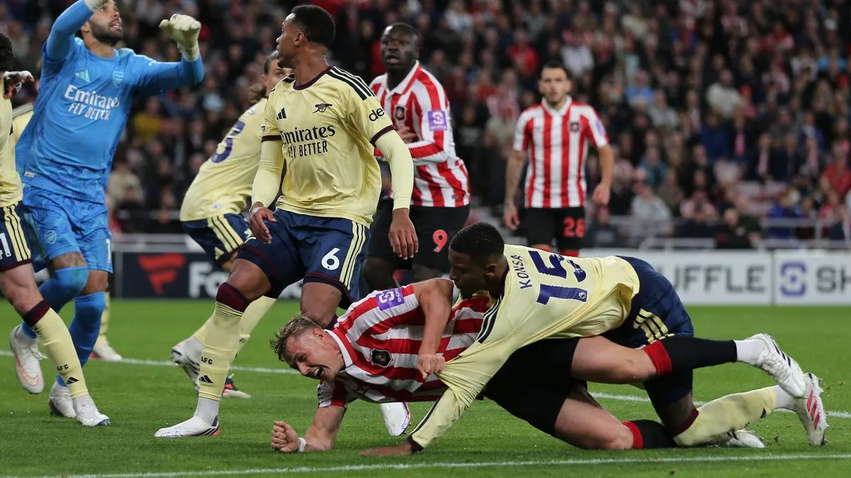 Panel Liga Inggris Bebaskan Arsenal dari Penalti Ezri Konsa - sumber: (footballlondon)