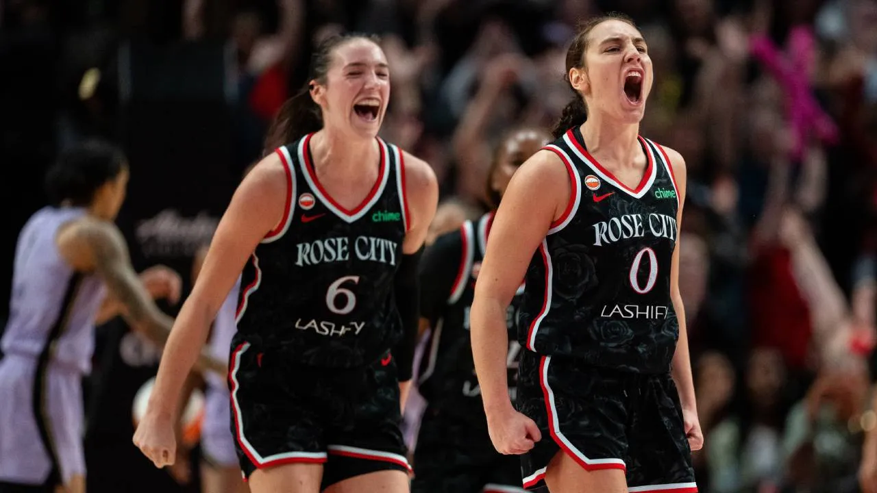 Carla Leite (kanan) melakukan selebrasi setelah menentukan kemenangan Portland Fire atas Golden State Valkyries dengan skor 90-82 pada Selasa (22/9) malam. (Foto: AP)