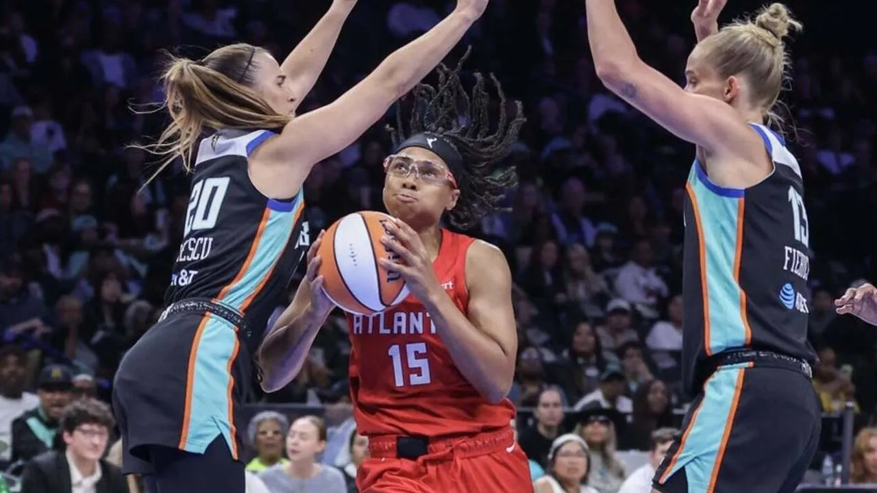 Allisha Gray mencetak 24 poin saat Atlanta Dream mengalahkan New York Liberty 83-65, Rabu (23/9). (Foto: AP)