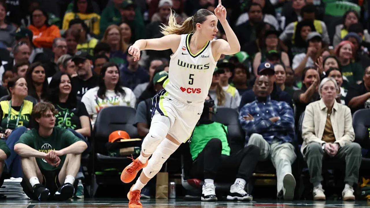 Paige Bueckers mencetak 25 poin saat Dallas Wings mengalahkan Seattle Storm 103-91 pada laga terakhir musim reguler WNBA, Rabu (23/9) malam. (Foto: AP)