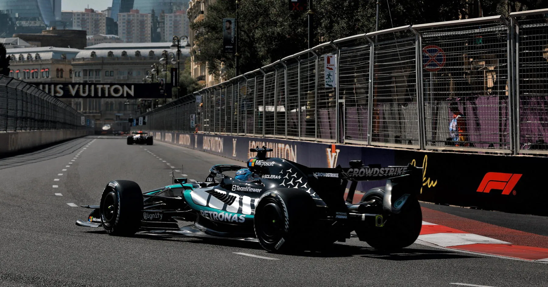 George Russell Kuasai FP1, Antonelli Alami Masalah di Baku - sumber: (racingnews365)