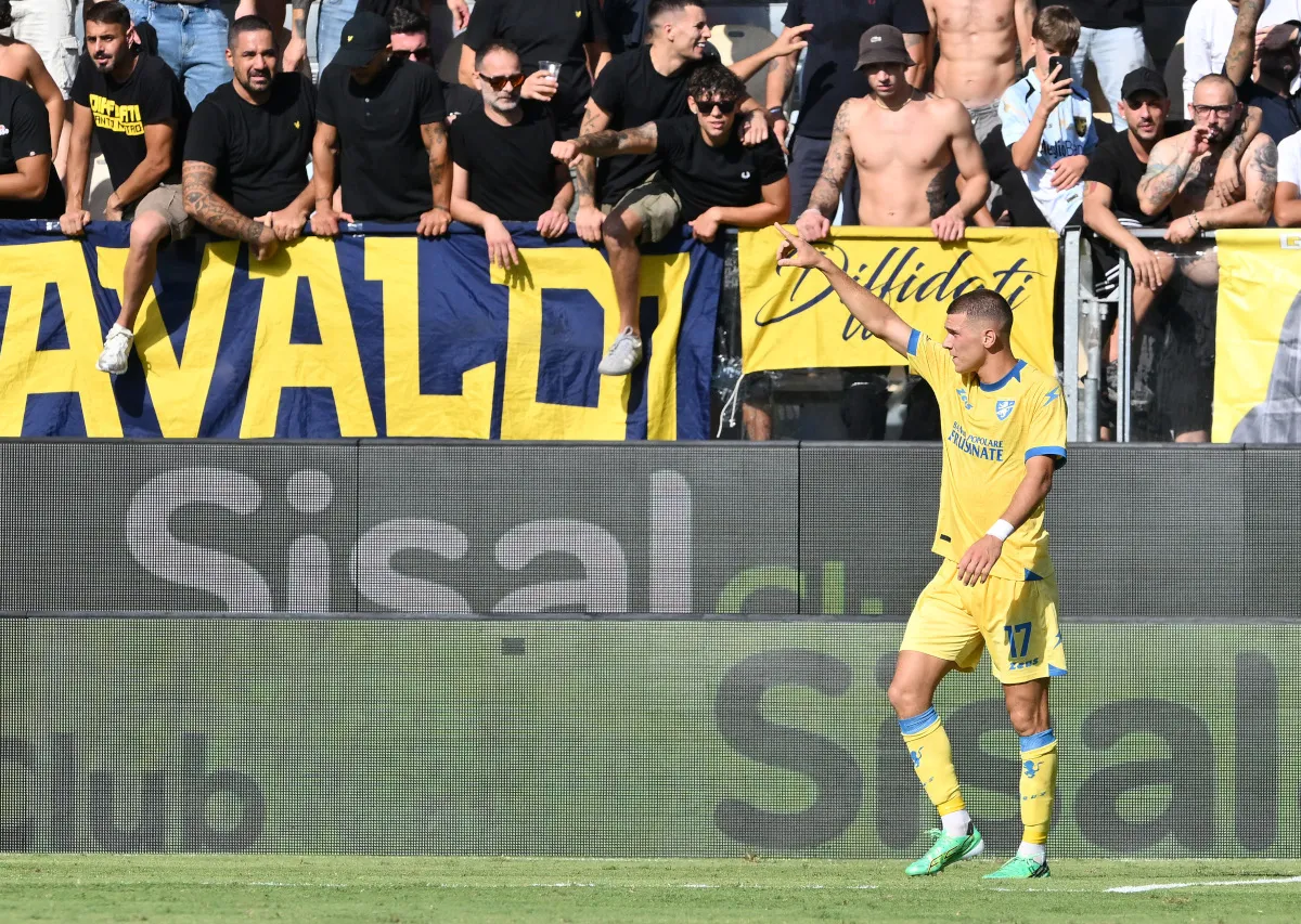 Kvernadze Jadi Incaran Roma Usai Disejajarkan dengan Kvaratskhelia - sumber: (footballitalia)