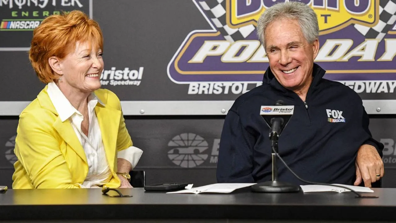 Darrell Waltrip (kanan) disebut berada dalam kondisi sehat secara umum, serta menghabiskan waktunya bersama istrinya, Stevie, dua putri, dan tiga cucu yang masih kecil. (Foto: AP)