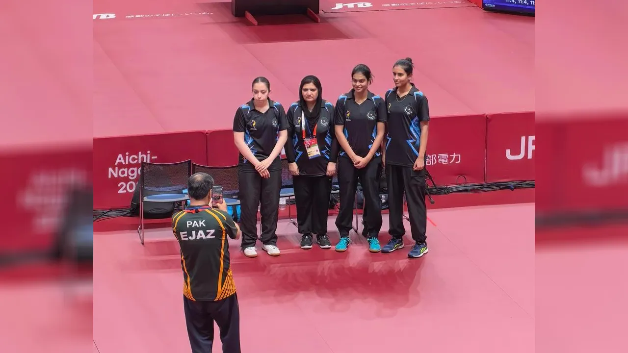 Nosheen Aslam (kedua dari kiri) dan rekan-rekannya berposedi sisi lapangan untuk berfoto usai perjuangan mereka berakhir di Asian Games Aichi-Nagoya. (Foto: Xinhua)