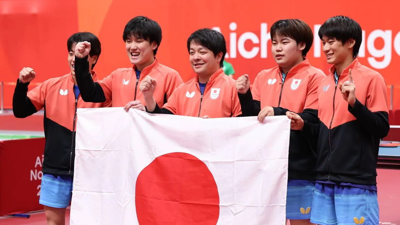 Tim putra Jepang melakukan selebrasi setelah memenangi final tenis meja putra di Asian Games Aichi-Nagoya 2026. (Foto: AP)