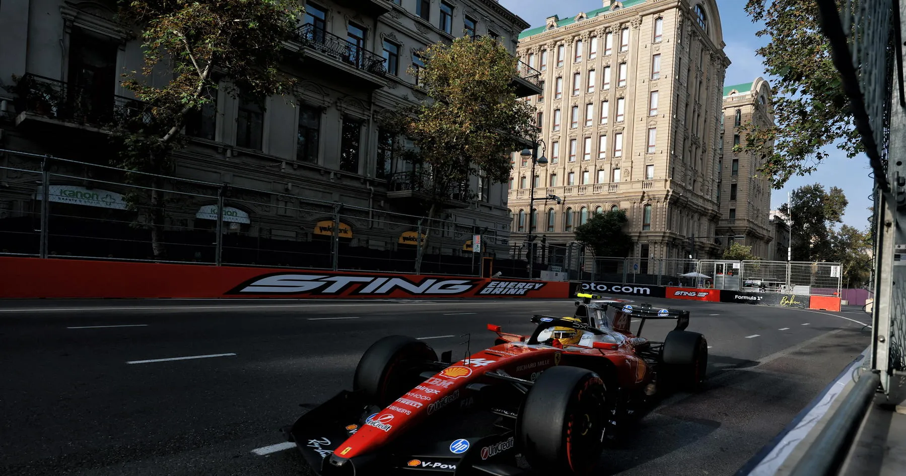 Hamilton Bahas Insiden Dekat dengan Lawson di Baku - sumber: (racingnews365)
