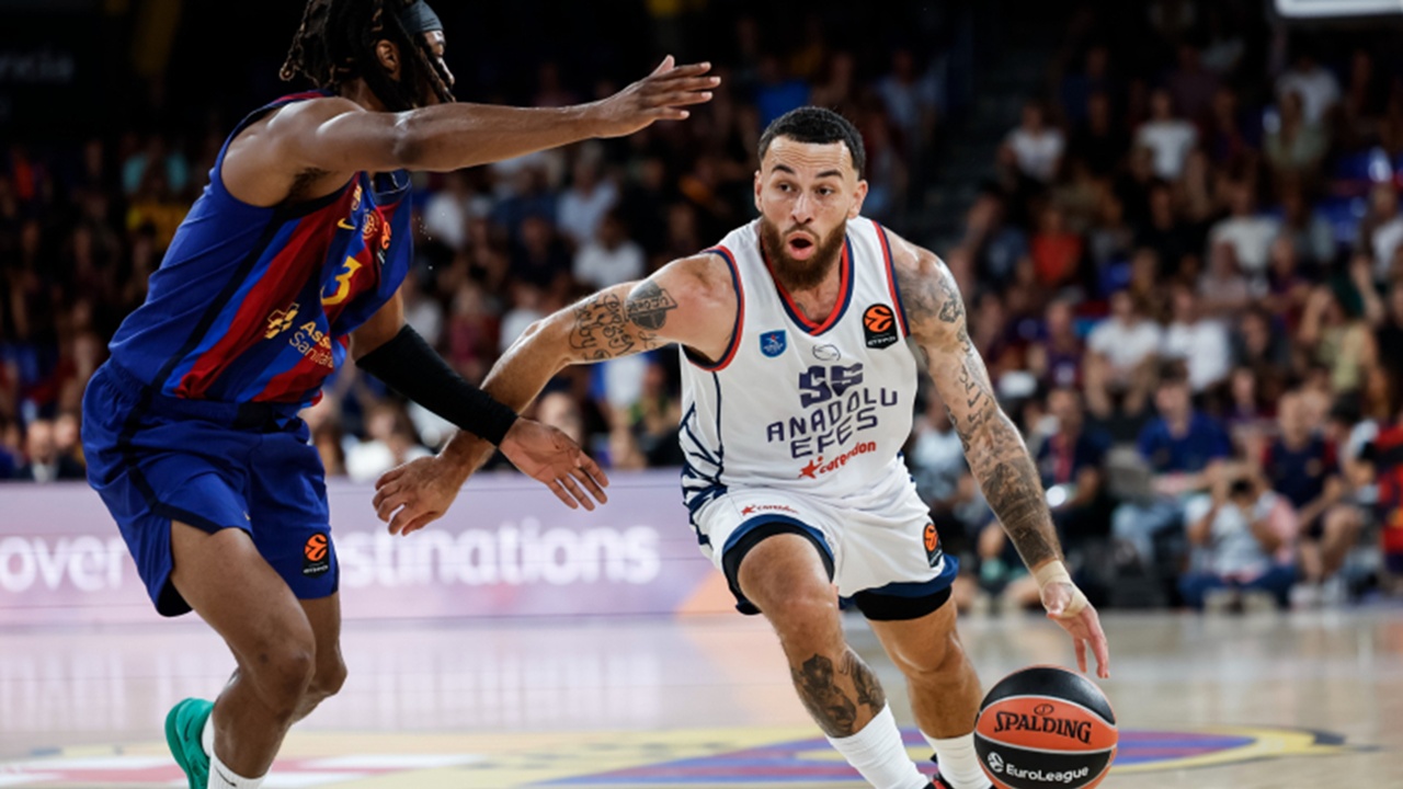 Mike James Cemerlang, tapi Anadolu Efes Ditekuk Barcelona