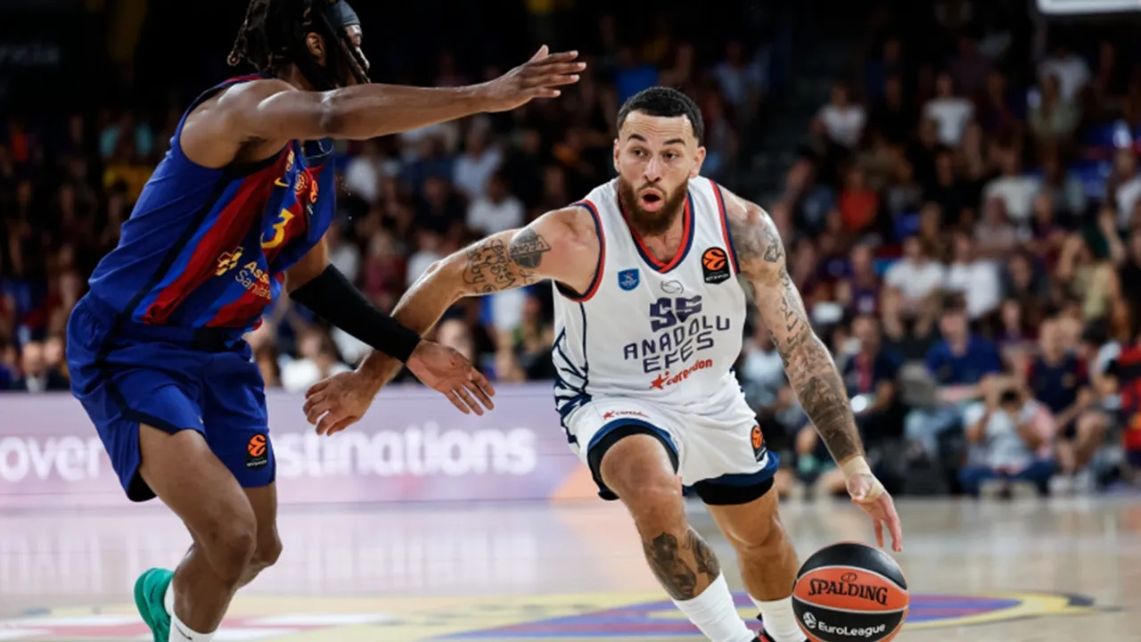 Mike James Cemerlang, tapi Anadolu Efes Ditekuk Barcelona