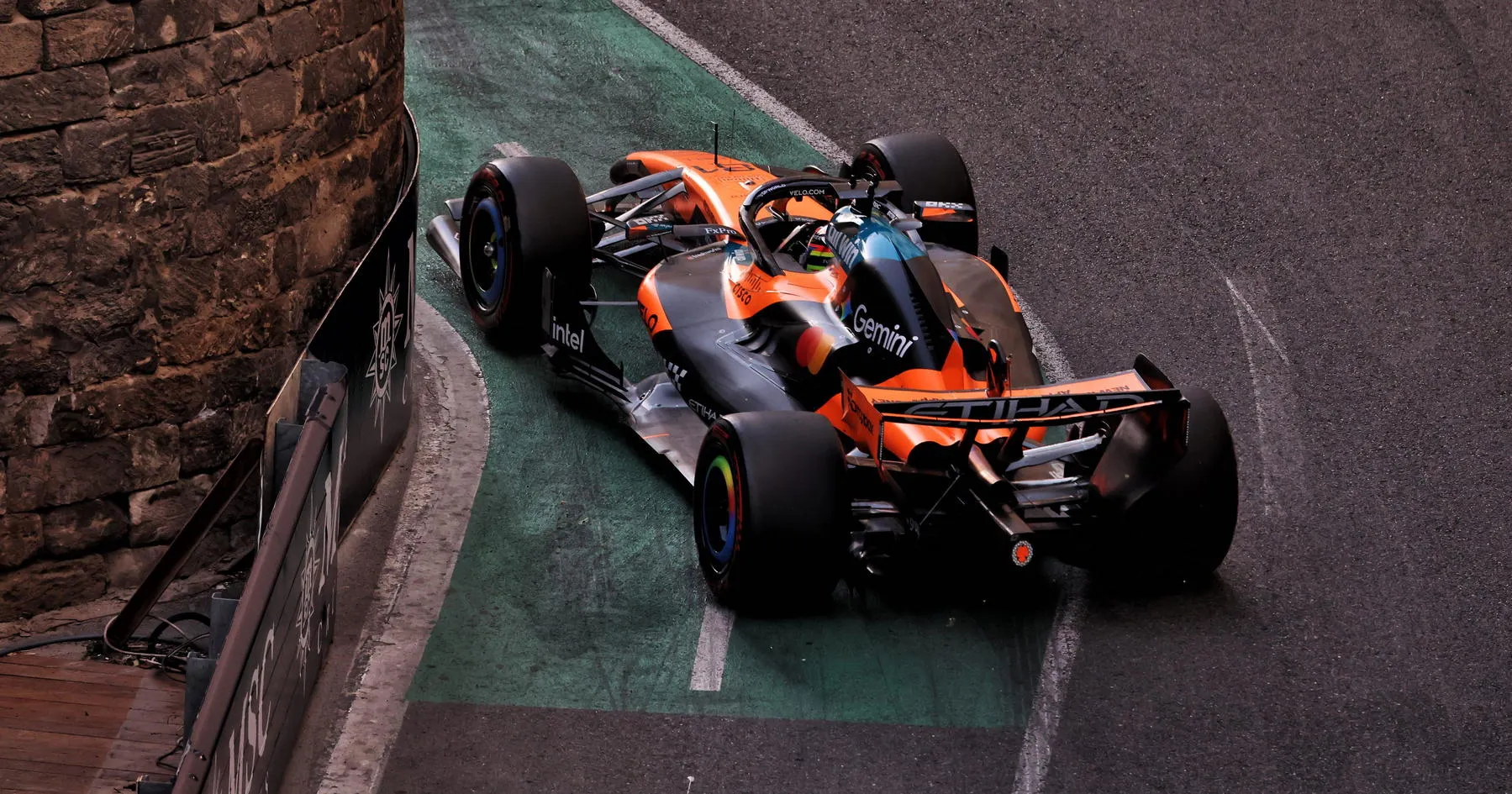 Oscar Piastri Akui McLaren Tak Mampu Kalahkan Russell - sumber: (racingnews365)