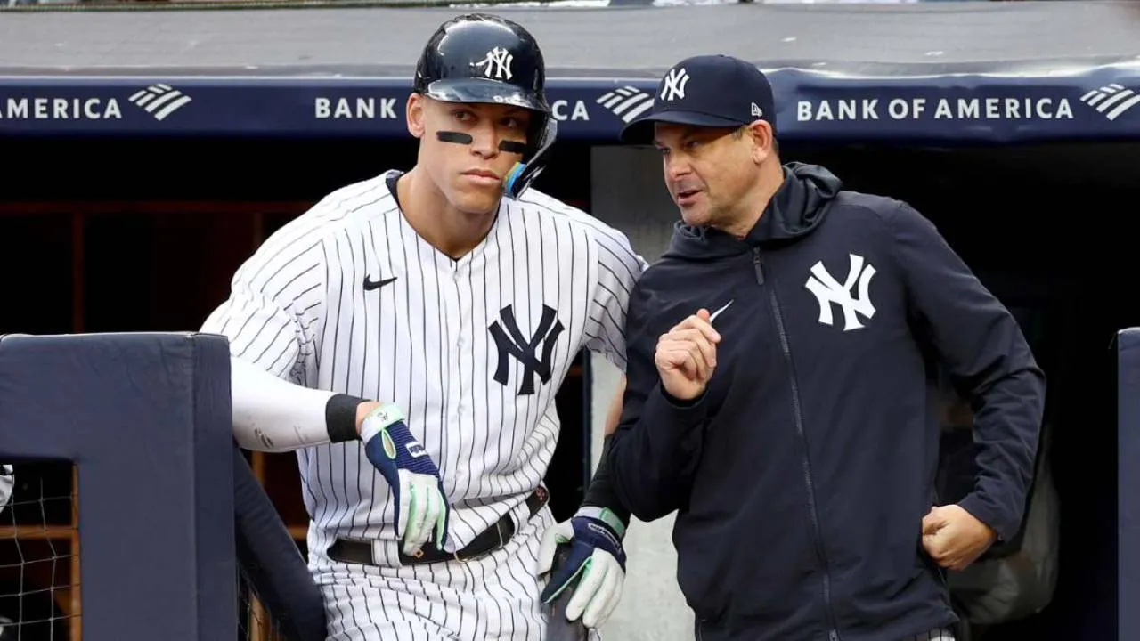 Manajer New York Yankees Aaron Boone (kanan) dan Aaron Judge. (Foto: AP)