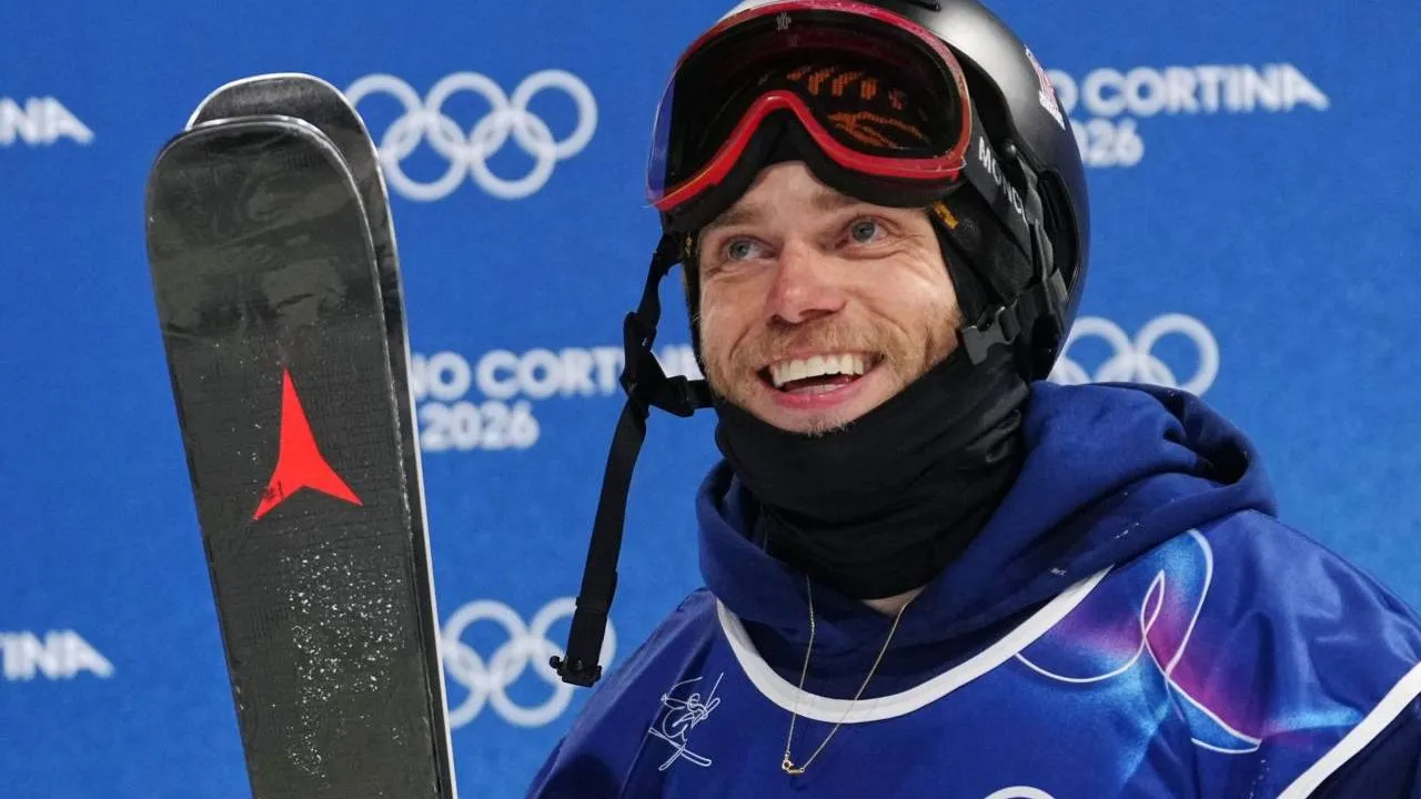 Gus Kenworthy menjadi atlet pertama yang diizinkan berpindah kembali setelah FIS memperbarui aturan pada 2025 yang melarang atlet berganti afiliasi nasional lebih dari satu kali. (Foto: AP)