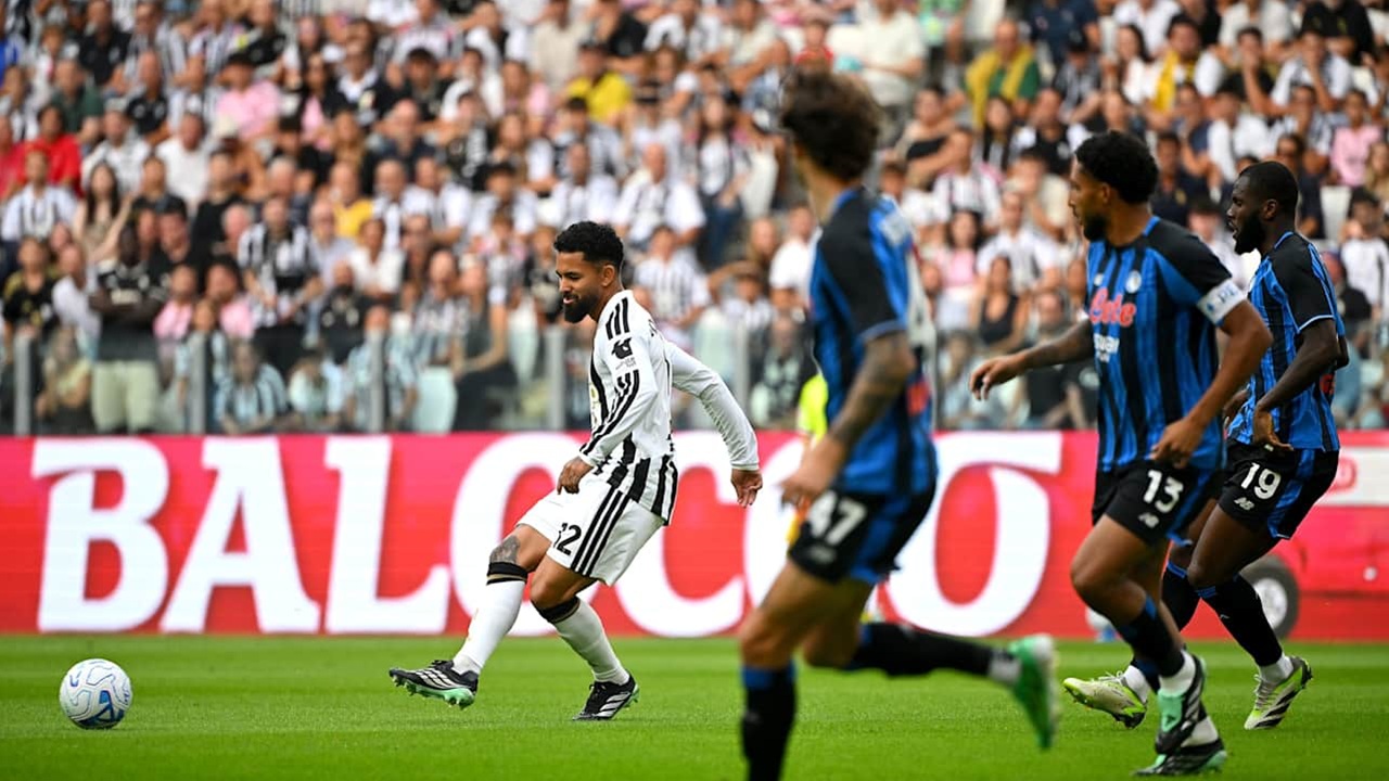 Juventus Pertimbangkan Kontrak Baru untuk Douglas Luiz