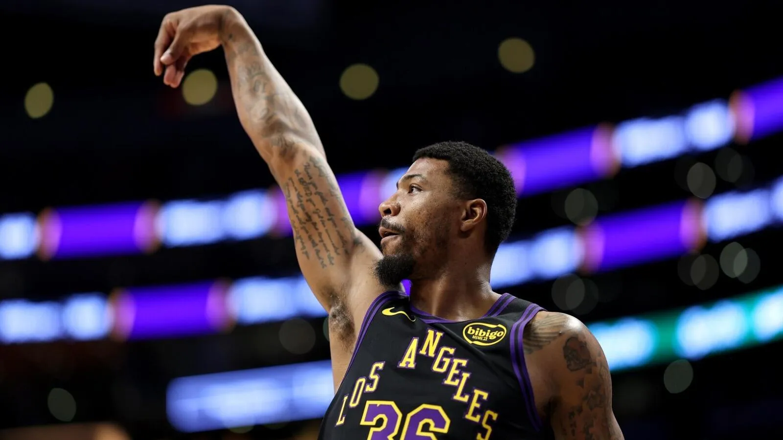 Lakers Jelaskan Alasan di Balik Keputusan Kontrak Smart - sumber: (mainbasket)