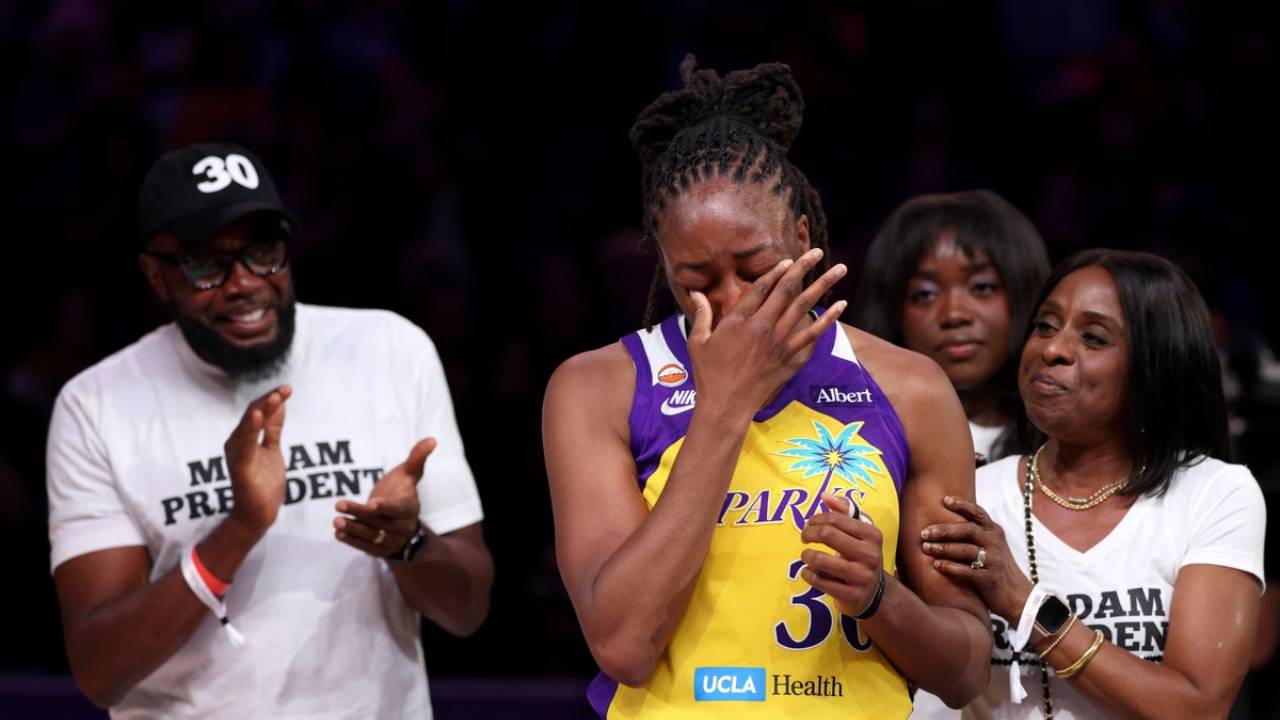 Nneka Ogwumike Menangis dalam Seremoni Perpisahan Bersama Sparks