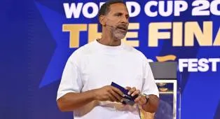 Rio Ferdinand Minta Trofi Premier League 2011/12 Diberikan ke MU