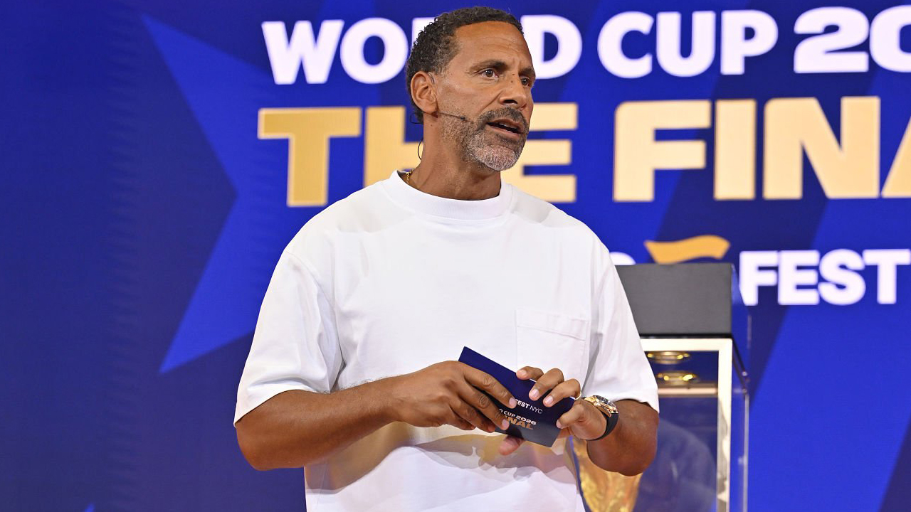 Rio Ferdinand Minta Trofi Premier League 2011/12 Diberikan ke MU