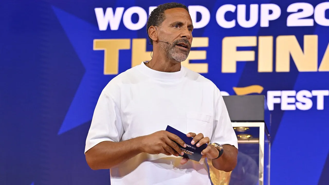 Rio Ferdinand Minta Trofi Premier League 2011/12 Diberikan ke MU