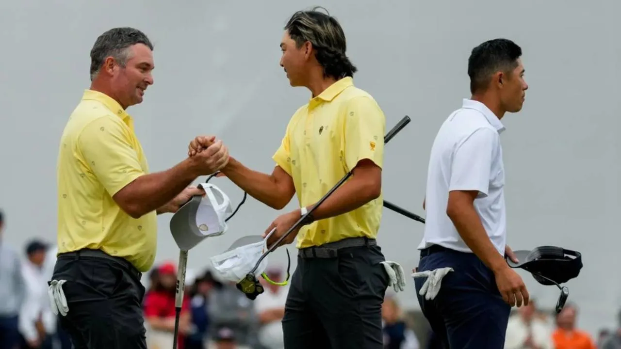 Min Woo Lee dan Ryan Fox (kiri) melakukan selebrasi setelah menentukan sapu bersih Tim Internasional di hari kedua Presidents Cup 2026. (Foto: Golf Digest)