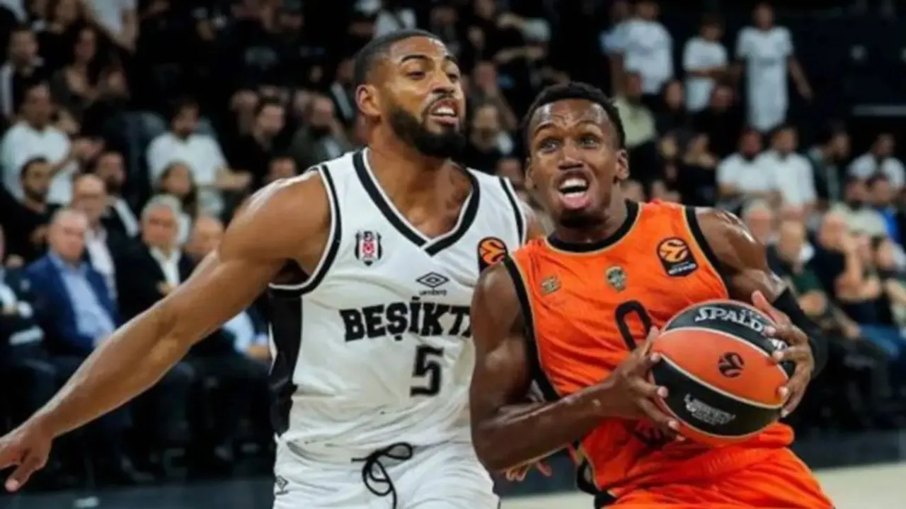 TJ Shorts Pimpin Valencia Menang Telak Lawan Besiktas