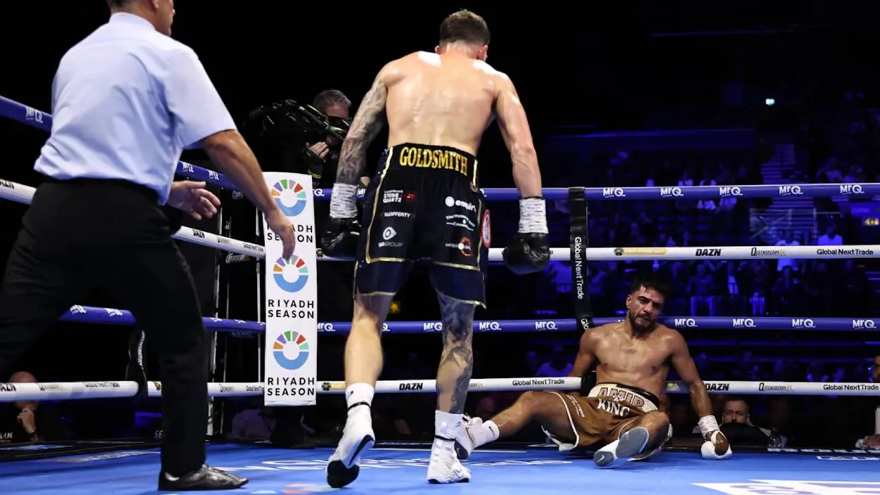 Brad Goldsmith (kiri) menatap Amir Abubaker yang jatuh terduduk di atas kanvas. (Foto: Fight TV)