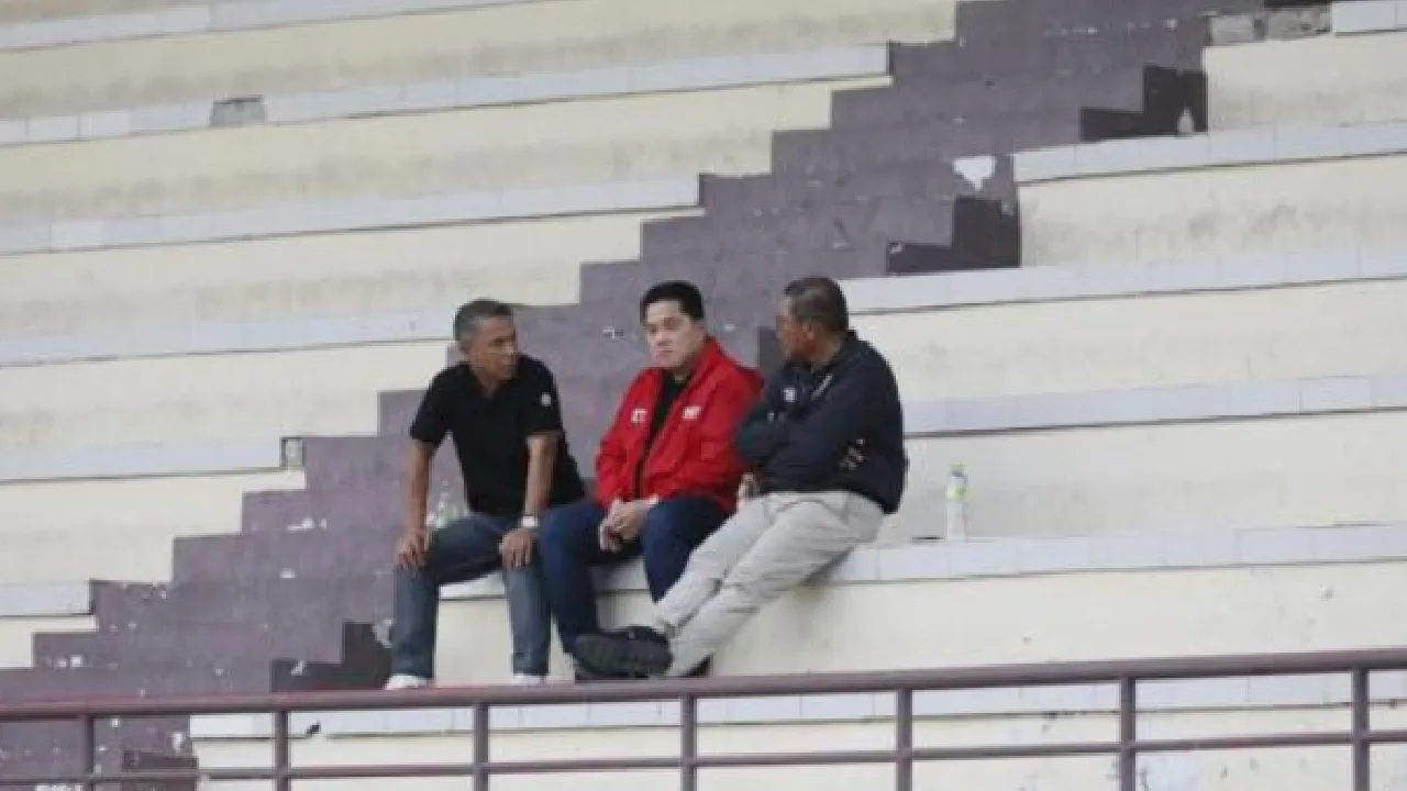 Erick Thohir pantau latihan Timnas Indonesia di FIFA ASEAN Cup 2026 bersama Sekjen PSSI Yunus Nusi dan Ketua BTN Sumardji. (pic source: Okezone)