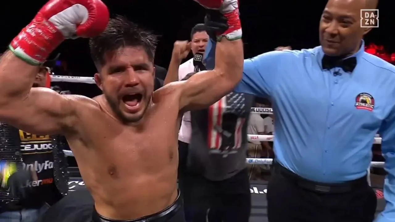 Henry Cejudo melakukan selebrasi setelah dinyatakan sebagai pemenang duel melawan Javon Walton, Sabtu (26/9). (Foto: Fight TV)