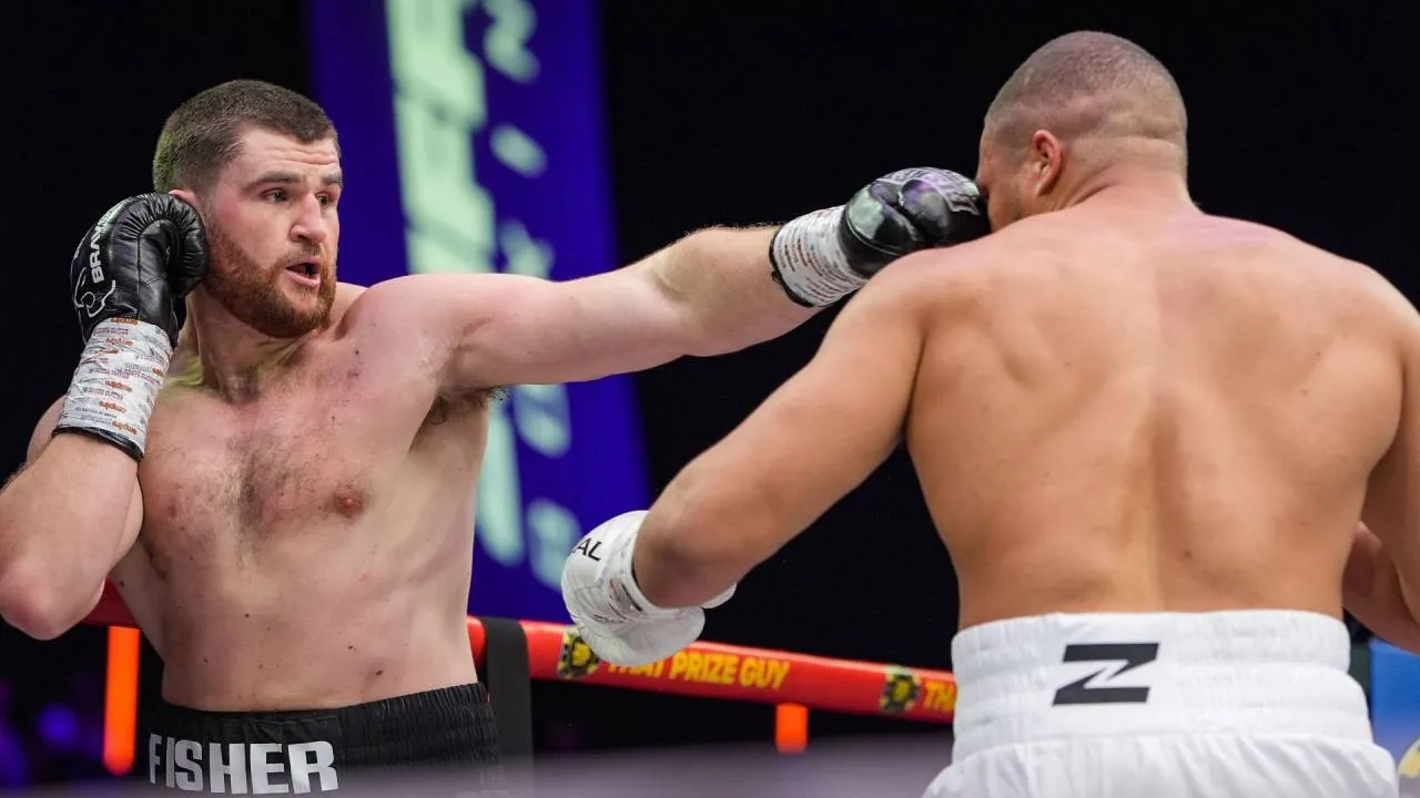 Johnny Fisher (kiri) menang angka mayoritas atas Michael Pirotton dalam pertarungan 10 ronde tanpa perebutan gelar di Copper Box. (Foto: Fight TV)