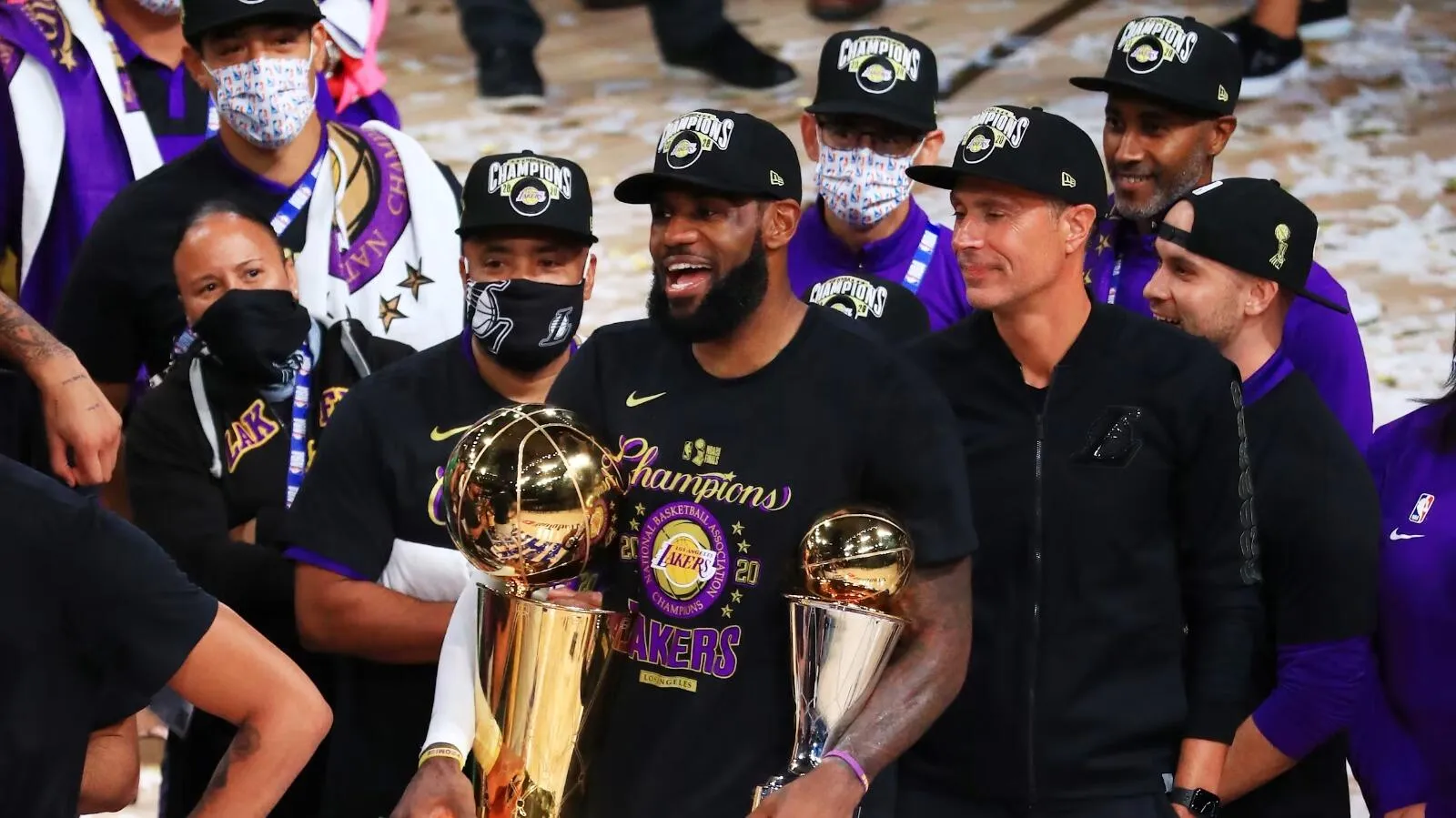 LeBron James: Parade Juara Lakers yang Tak Pernah Terjadi - sumber: (mainbasket)