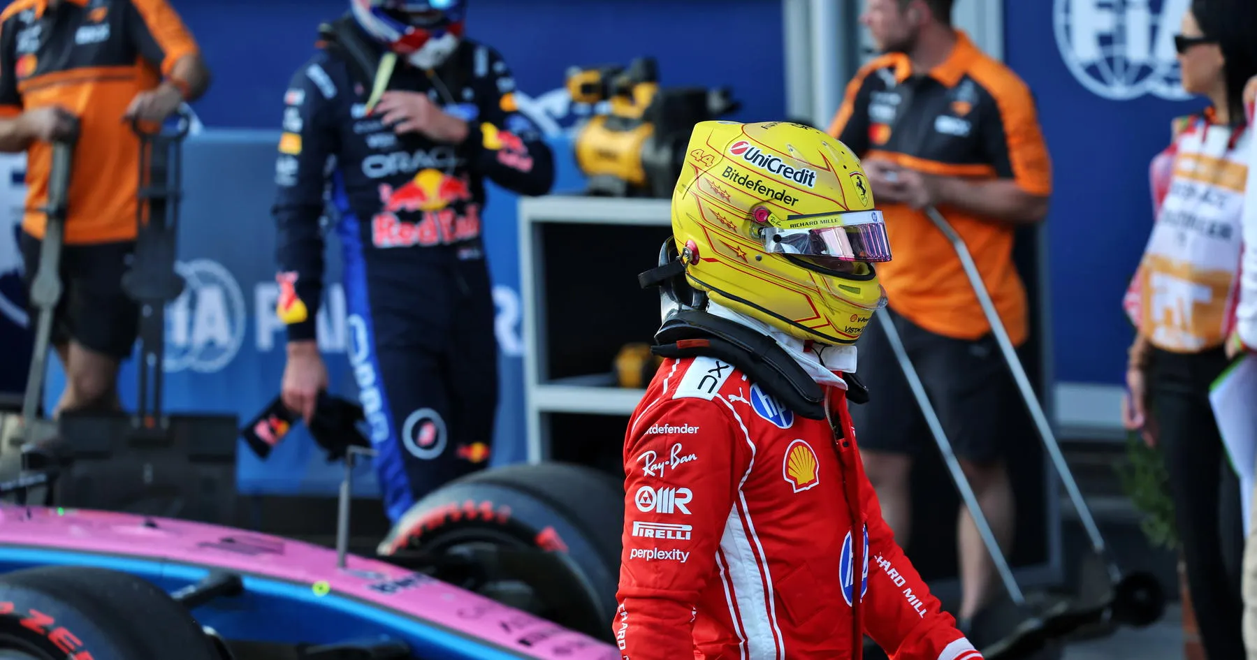 Lewis Hamilton Tanggapi Kekecewaan Ferrari di Baku - sumber: (racingnews365)