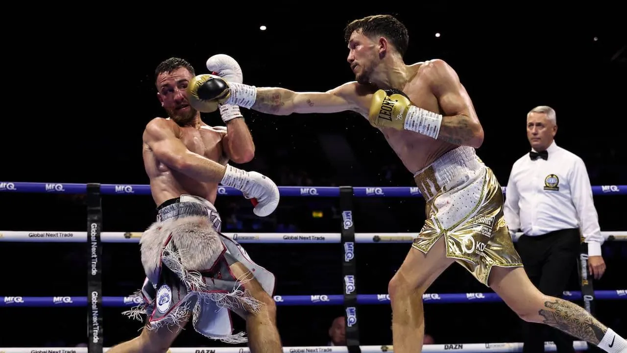 Liam Davies (kanan) mendominasi jalannya pertarungan hingga sudut Collins memutuskan menghentikan pertandingan setelah tujuh ronde. (Foto: Fight TV)