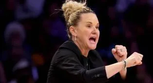 Lynne Roberts Dipecat Los Angeles Sparks Setelah Dua Musim Gagal ke Playoff