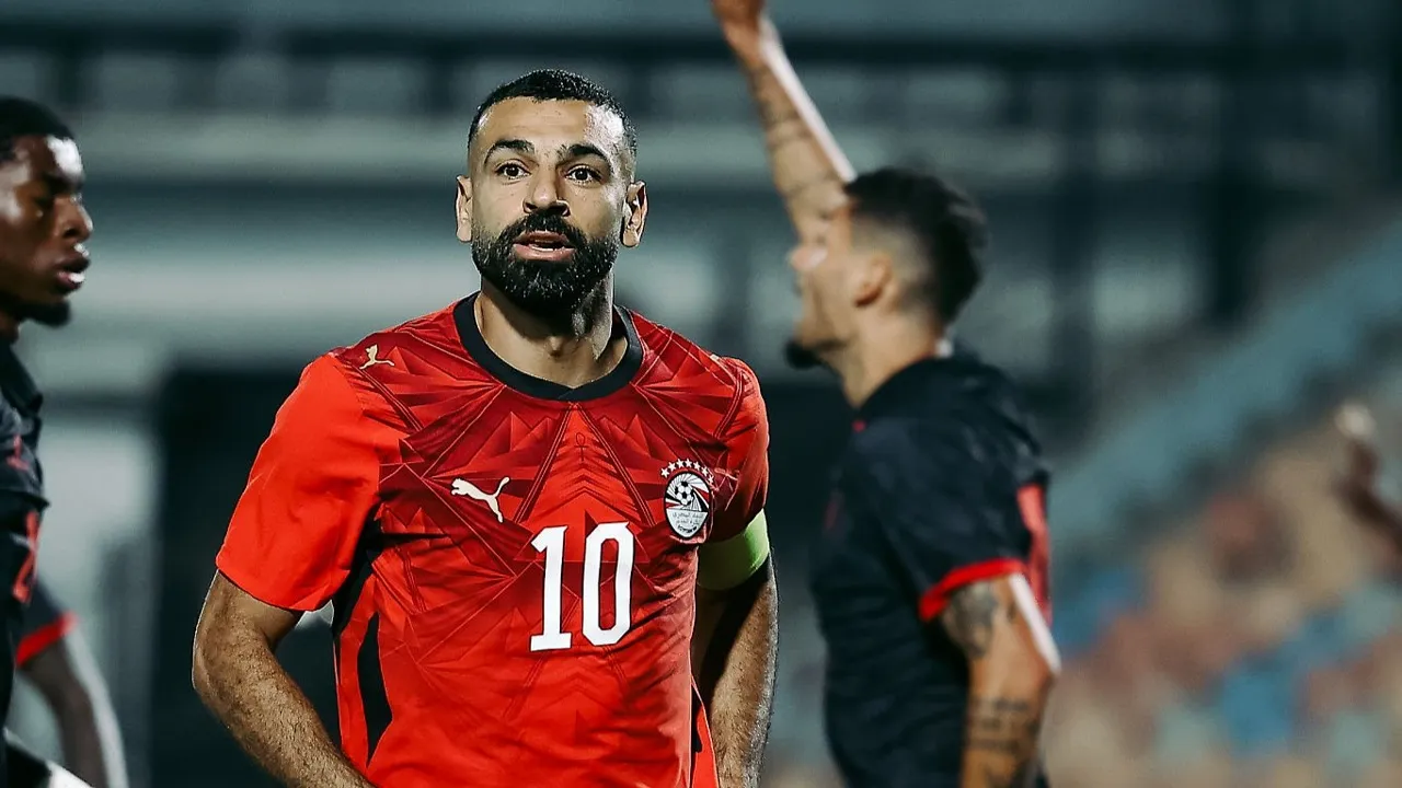 Mohamed Salah diistirahatkan guna menghindari risiko cedera di atas lapangan rumput sintetis