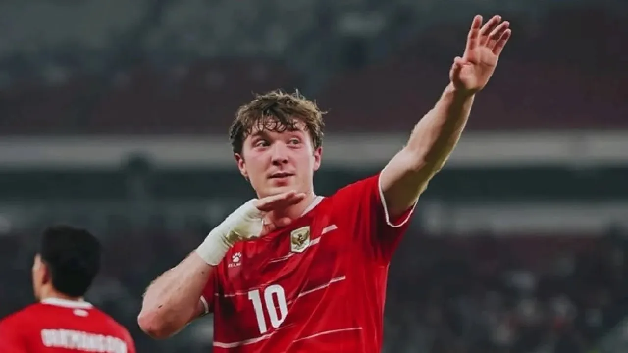 Ole Romeny ditarik ke belakang menjadi Playmaker dampingi Mitchell Baker di ujung tombak.