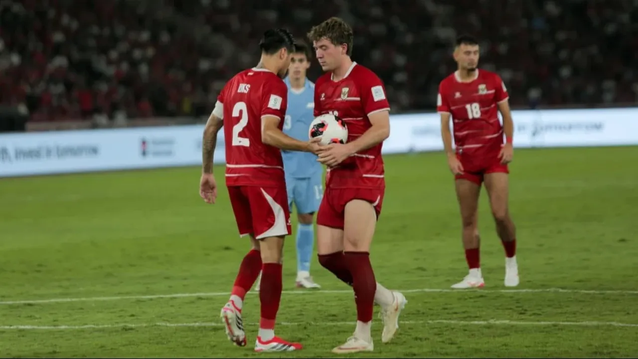 Kevin Diks menyerahkan tendangan penalti kepada Ole Romeny